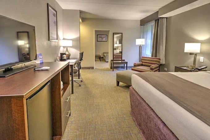 Guest room with desk